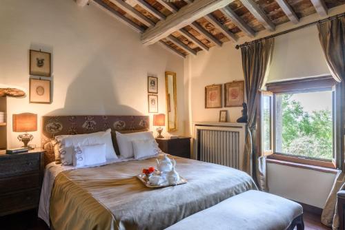 een slaapkamer met een groot bed en een raam bij Villa Francesca Tuscany in Cortona