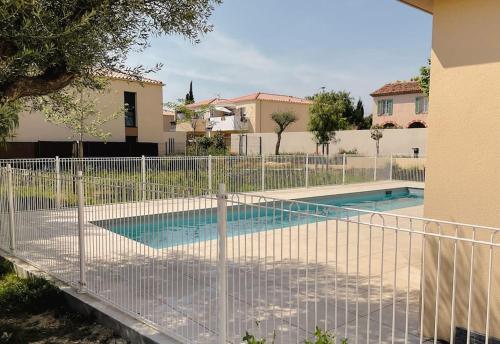 une clôture autour d'une piscine dans une maison dans l'établissement Appartement type industriel dans cadre provençal, à Sanary-sur-Mer