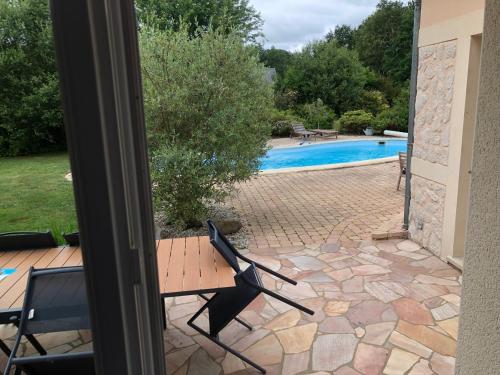 Photo de la galerie de l'établissement Maison avec piscine 10 minutes du circuit 24h, à Fillé