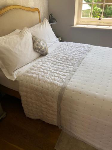 ShenfieldにあるGlanthams Lodge Guestroomの枕が置かれた白いベッド