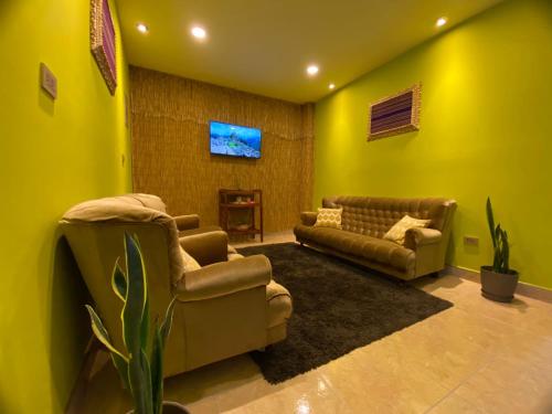 sala de estar con 2 sofás y TV en BROTHERs HOUSE, en Cusco