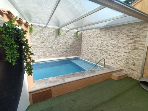 a hot tub in a patio with a brick wall at Mundobriga in Munébrega