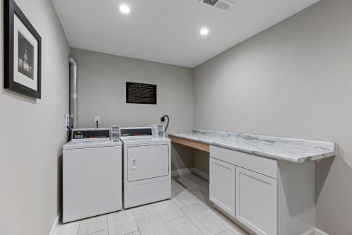 A kitchen or kitchenette at Comfort Inn & Suites St Louis-Hazelwood