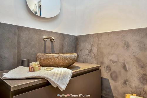 a bathroom with a sink and a bowl on a counter at Villa Ca Damare, TerreMarine in Le Grazie