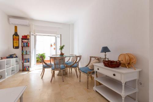 Central apartment with two bedrooms and a patio