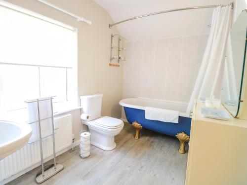 Ванная комната в 1 Chelsea Cottage