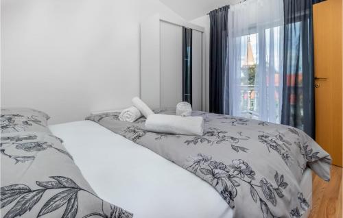 Krevet ili kreveti u jedinici u objektu 3 Bedroom Awesome Apartment In Jadranovo