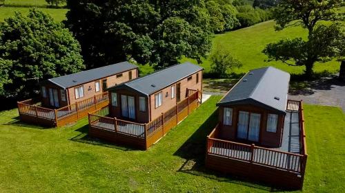 un grupo de casas modulares sentadas en el césped en Lillypool Lodges en Cheddar