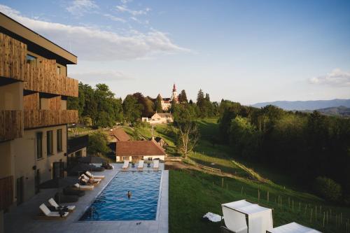 an overhead view of a swimming pool next to a building at Boutiquehotel DAS ZEITWERT in Deutschlandsberg