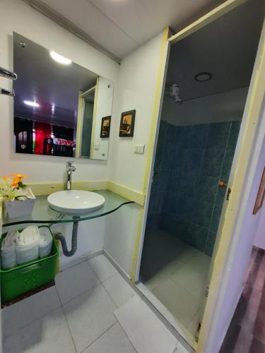 a bathroom with a sink and a shower at Hotel Recreacional Marcelandia Santa Rosa de Cabal in Santa Rosa de Cabal