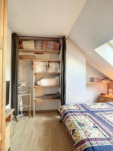 une chambre avec un lit et une télévision dans l'établissement Duplex Samoëns 4/6 couchages, à Samoëns