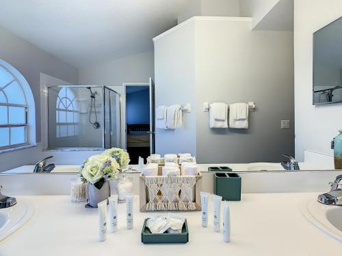 ein Badezimmer mit zwei Waschbecken und einem großen Spiegel in der Unterkunft Casita mi Encanto a Cozy & Spacious House, 4-bedroom 3-Bath & pool in Kissimmee