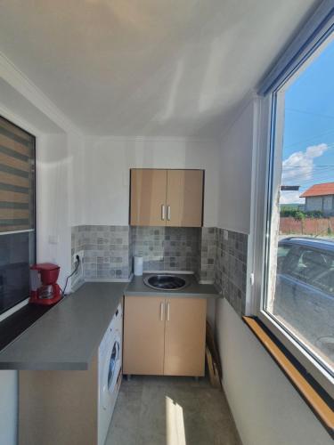 a small kitchen with a counter and a window at SHOPPING CYTI cu 5 in Râmnicu Vâlcea