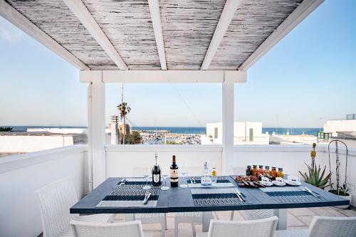 a table on a balcony with a view of the ocean at La Terrazza Sul Porto in San Foca
