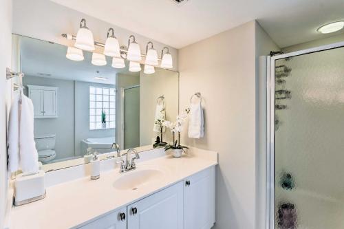 Bilik mandi di Beachfront Fort Walton Beach Condo with Pool Access!