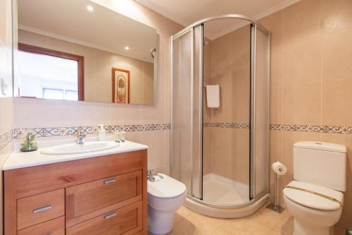 a bathroom with a shower and a toilet and a sink at Sabea - Baskey Rentals in Iraeta