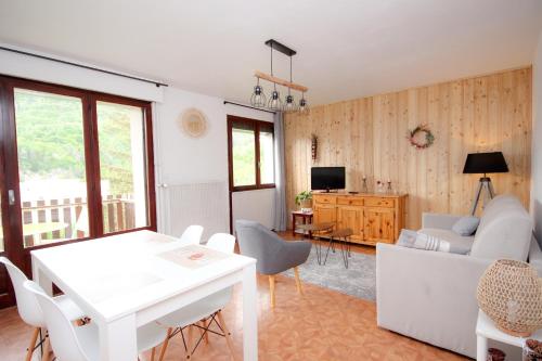sala de estar con sofá y mesa en Coquet appartement Type 2 de 56 m² en centre ville en Briançon