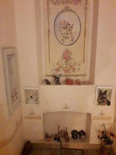a room with a shelf with pictures on the wall at villart in Carbonara Scrivia