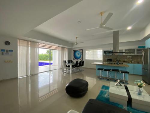 a large living room with a table and a kitchen at Girardot Casa con Piscina Privada Campestre in Flandes