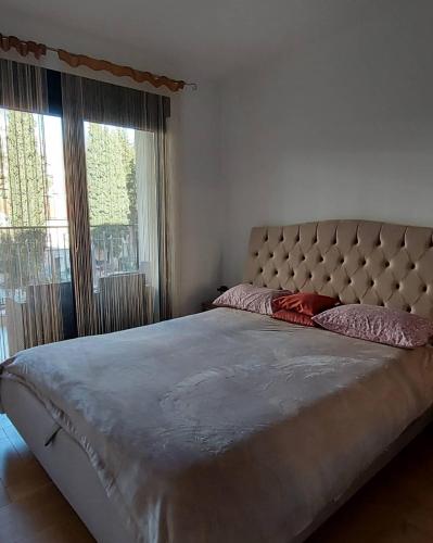 1 cama grande en un dormitorio con ventana grande en Impressive apartment en Trebinje