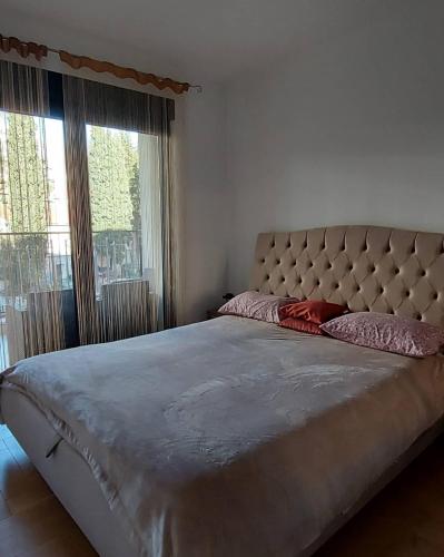 Кровать или кровати в номере Impressive apartment