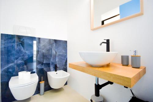 een badkamer met een wastafel en een toilet bij Prime Blue Suite - Bilocale in Riccione