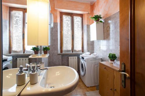 bagno con lavandino e lavatrice di AM apartment a Pianella