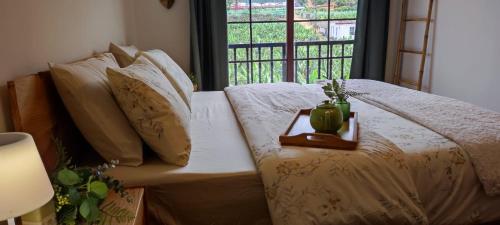 un letto con un vassoio sopra e una finestra di Sommer Sonnenhaus a Santa Cruz de Tenerife
