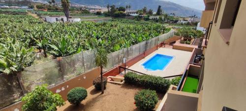 een luchtzicht op een huis met een zwembad bij Sommer Sonnenhaus in Santa Cruz de Tenerife