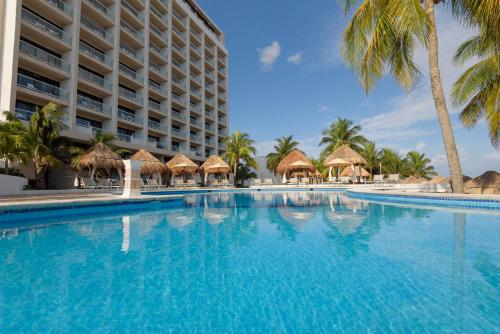 The swimming pool at or close to Melia Cozumel All Inclusive