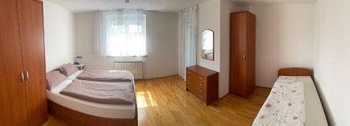 una piccola camera con letto e cassettiera di Sunset Apartment a Umag (Umago)