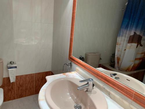 uma casa de banho com um lavatório e um espelho em SERVICE APART LAZARO TOPACIO 3 em Calpe