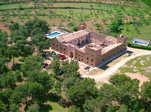 an aerial view of a large brick building with a pool at MASÍA de SAN JUAN CASA NÚMERO 1 en Castillo con piscina y Aire Acondicionado in Segorbe