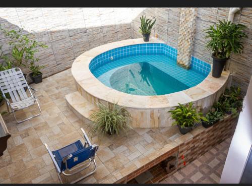 - une vue sur la piscine avec des plantes dans l'établissement Aconchego Premium, à Angra dos Reis