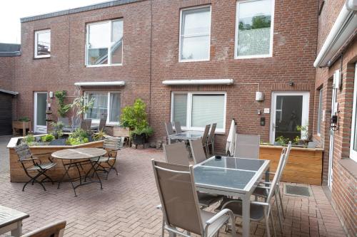 a patio with a table and chairs and a building at Ferienwohnung Kruppa in Plön