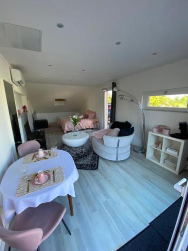 - un salon avec une table et des chaises dans une remorque dans l'établissement Agréable chambre d’hôte calme avec piscine, à Souvans