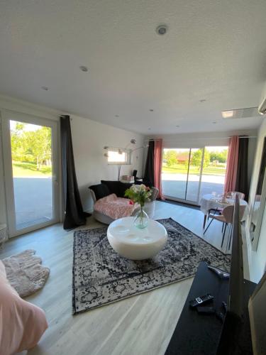 una sala de estar con una mesa en el centro de una habitación en Agréable chambre d’hôte calme avec piscine, en Souvans