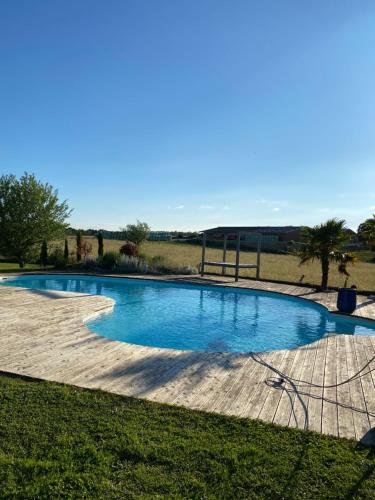 uma grande piscina num campo relvado em Agréable chambre d’hôte calme avec piscine em Souvans