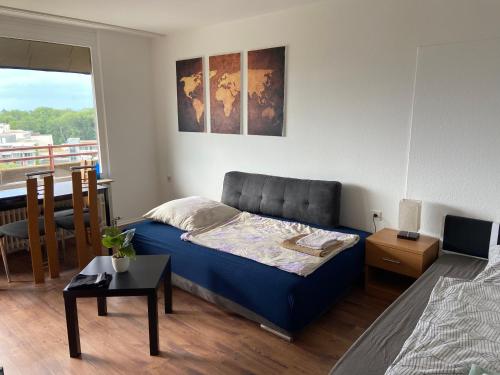 1 dormitorio con cama, mesa y ventana en B1107, Schönes Appartement mit Traumblick, en Lahnstein