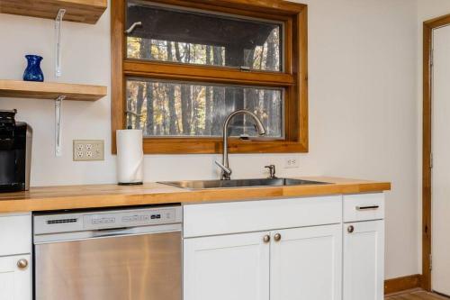 cocina con fregadero y ventana en 7th Hole Chalet at Wintergreen Resort Hot Tub, Sauna & 3 Fireplaces, en Wintergreen