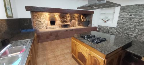 eine Küche mit einem Steinofen in der Wand in der Unterkunft Paraíso Resiliente in Santana