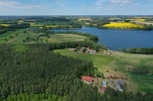 an aerial view of a house next to a lake at Samosiejka - z widokiem na jezioro in Lidzbark