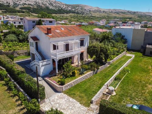 uma vista aérea de uma casa com um quintal em Apartmani Nana Mija em Pag