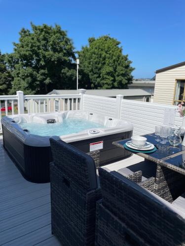 Hoburne Devon Bay - Hot Tub 2 Bed Paigntonの敷地内または近くにあるプール
