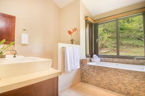 Koupelna v ubytování Luxury Home with Views and Infinity Pool Near Beach!