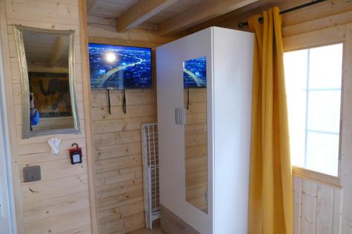 ラ・ボールにあるVilla Les Quatre Ventsの木製の壁、ドア、窓が備わる客室です。