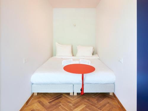 Un ou plusieurs lits dans un hébergement de l'établissement Hotel Not Hotel Rotterdam