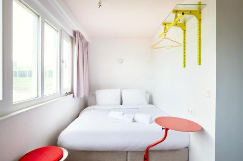 Un ou plusieurs lits dans un hébergement de l'établissement Hotel Not Hotel Rotterdam