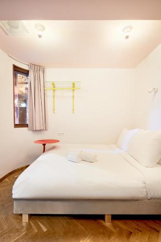 Un ou plusieurs lits dans un hébergement de l'établissement Hotel Not Hotel Rotterdam