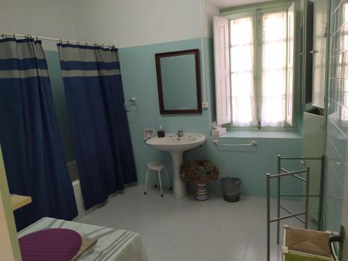 Ένα μπάνιο στο Villa Milera